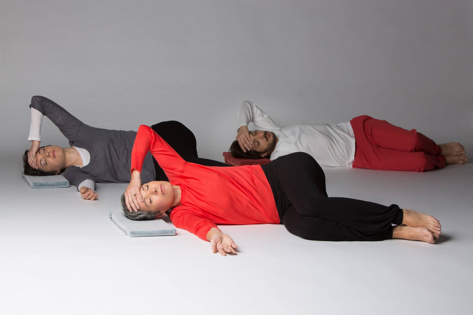 Cours Feldenkrais du lundi en visio : élèves allongés sur des tapis, exploration de mouvement au sol