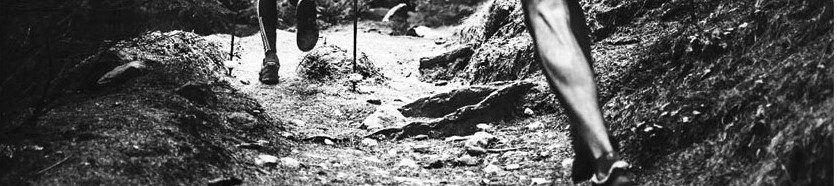 Coureurs sur un sentier, noir et blanc