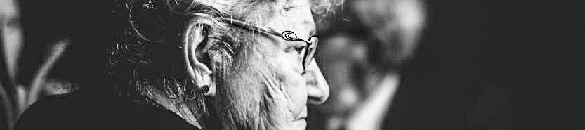 Profil concentré d'une personne âgée, noir et blanc