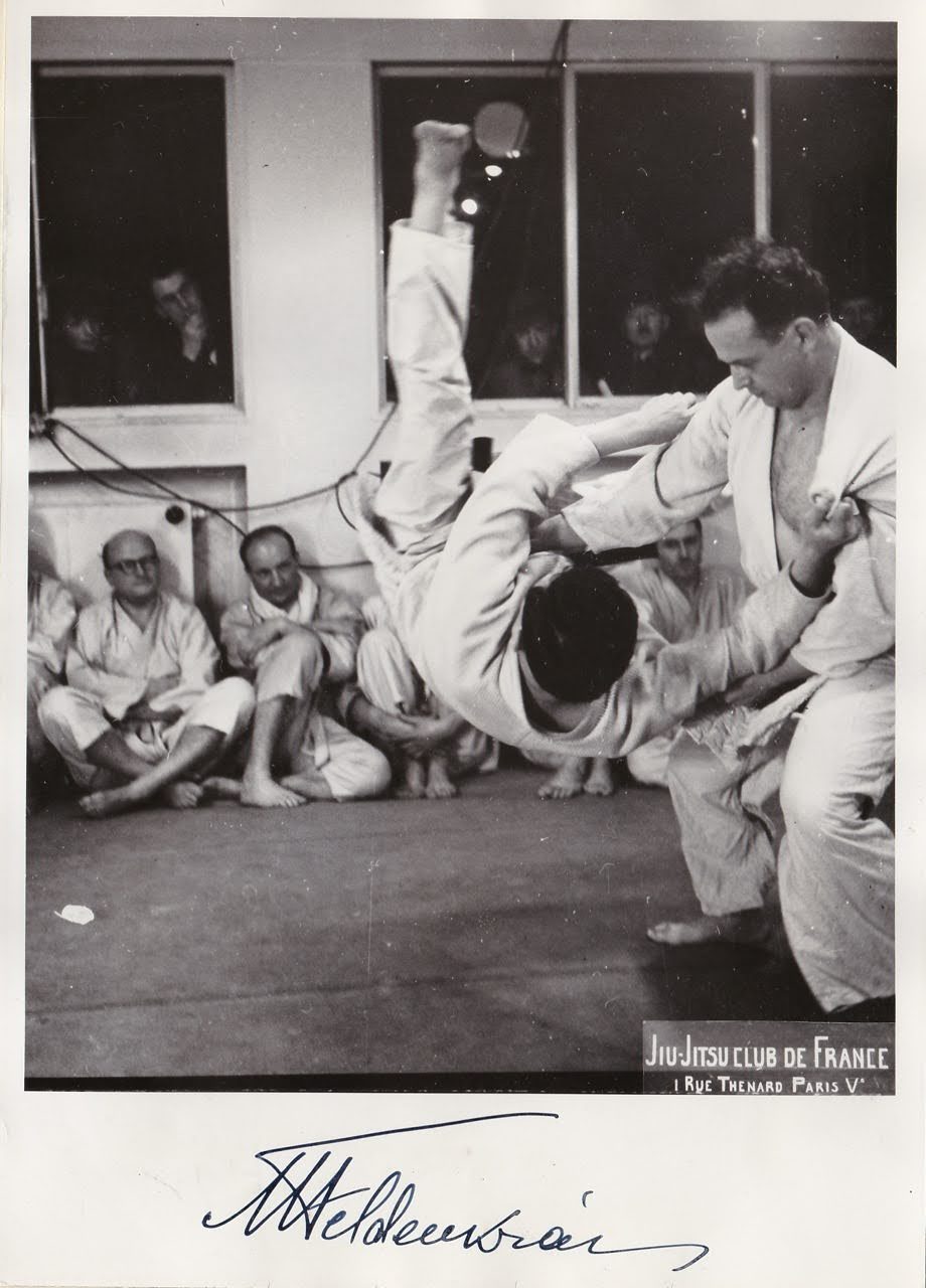 Moshé Feldenkrais lors d'une démonstration de jiu-jitsu au Jiu-Jitsu Club de France, Paris, années 1930