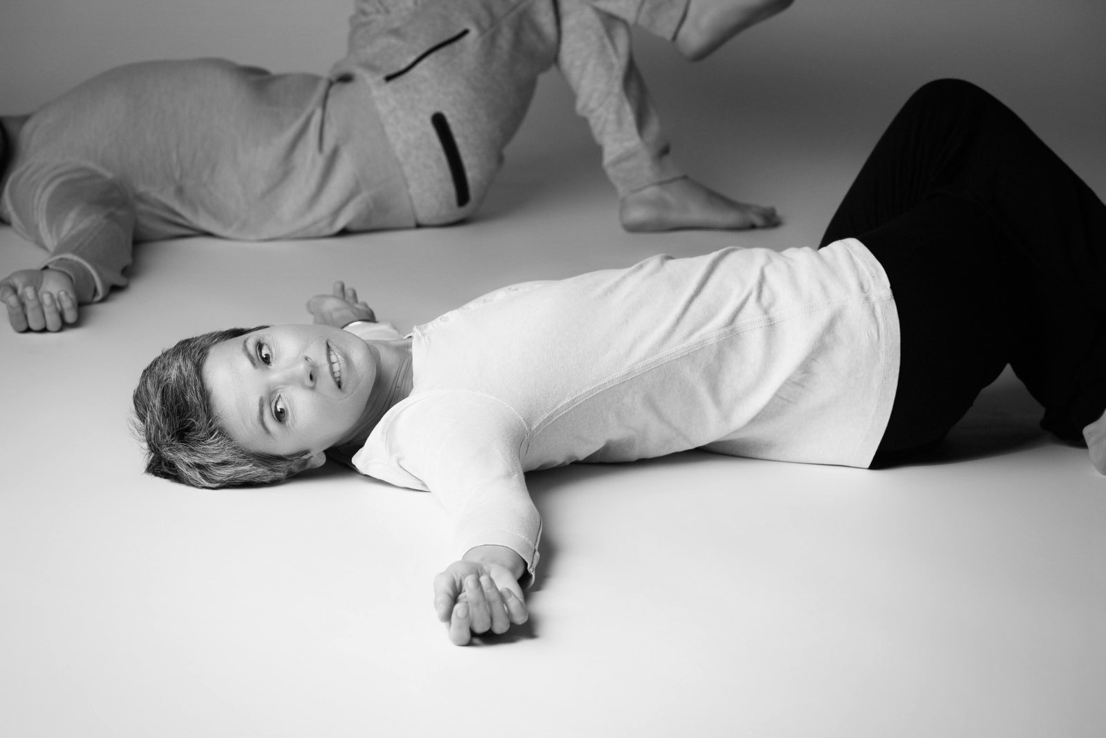 Exploration de mouvement au sol dans un studio clair