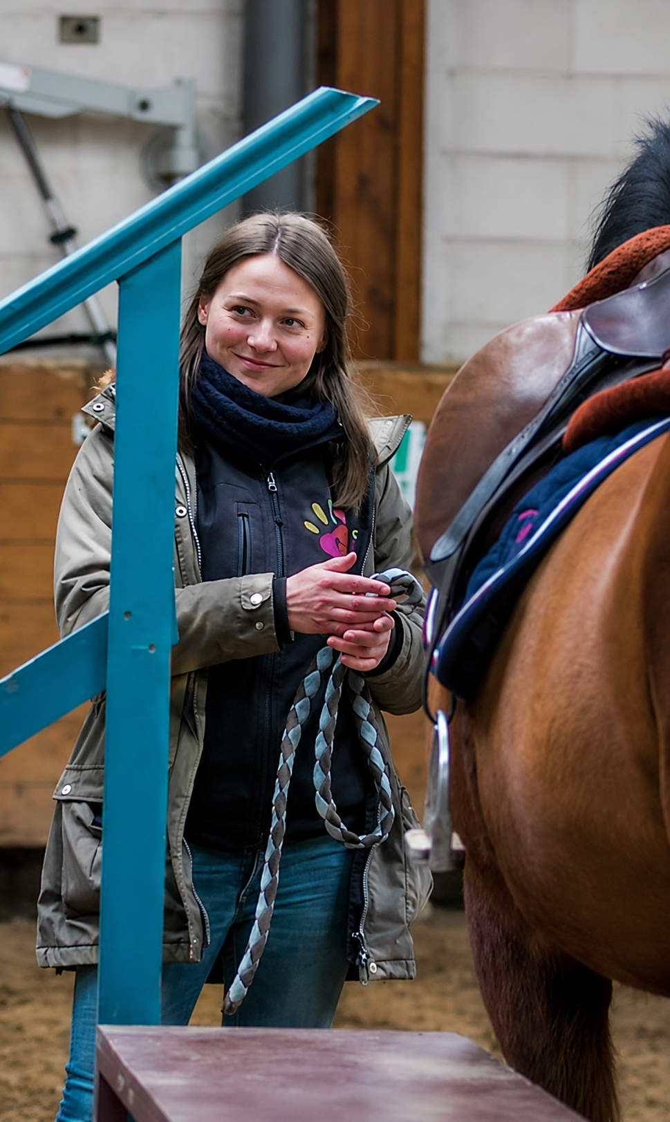 Blanche Jobert en séance de médiation équine, à côté d'un cheval